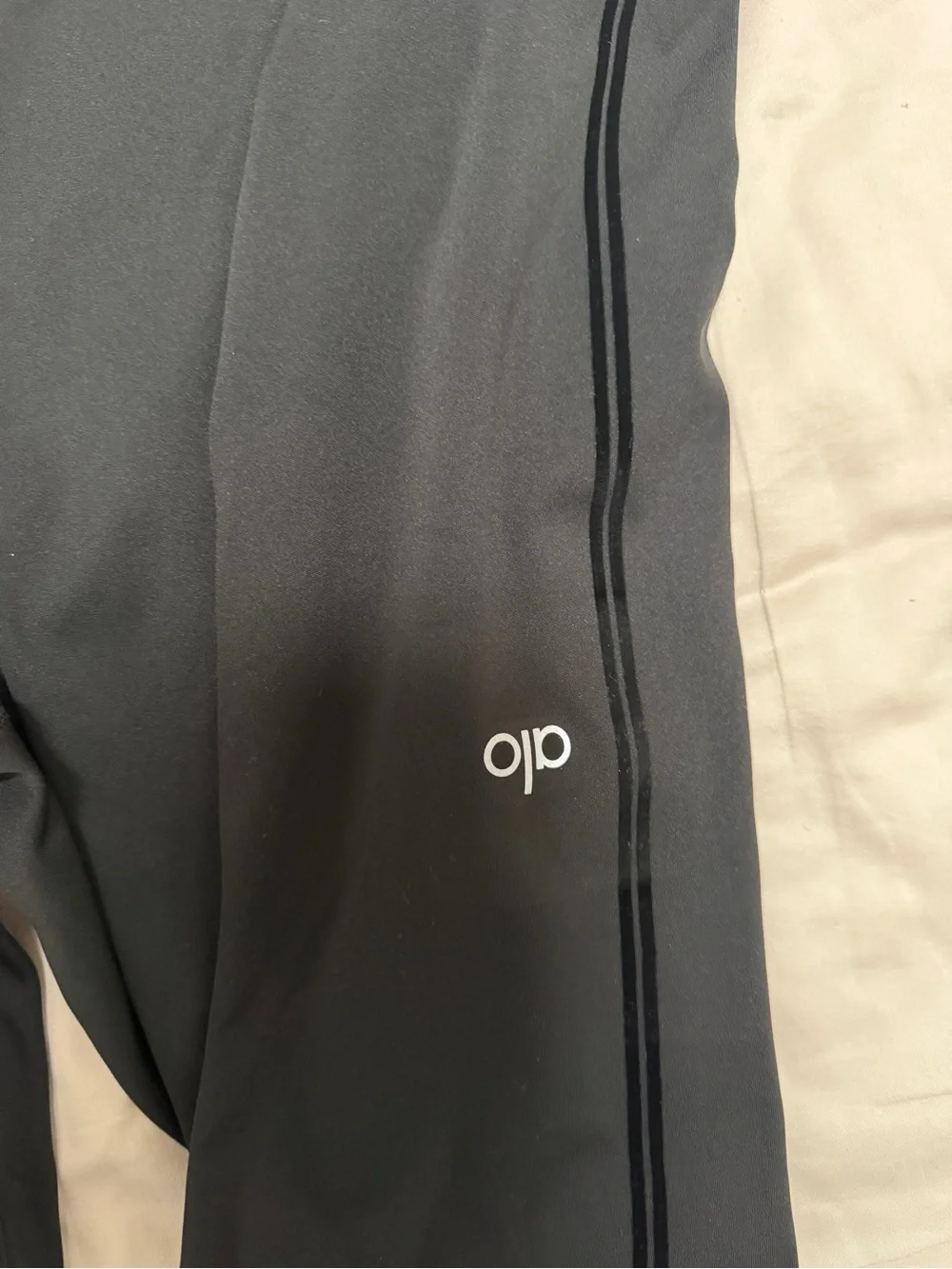 NWT Alo Yoga Black Activewear Set - V-Neck Sports Bra & Leggings